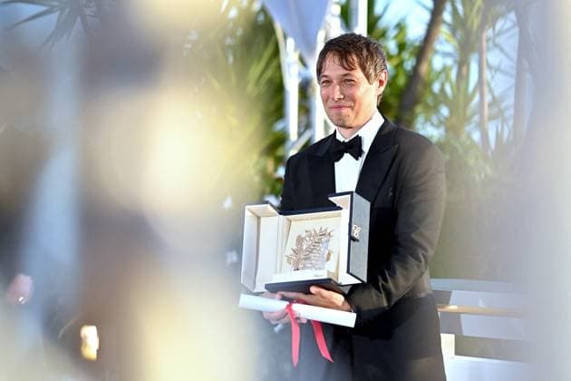 Cannes - Winners Photocall Sean Baker pose with the Palme d Or Award for Anora during the Palme D Or Winners Photocall during the Palme D Or Winners Photocall at the 77th annual Cannes Film Festival at Palais des Festivals on May 25, 2024 in Cannes, France. Photo by Franck Castel ABACAPRESS.COM Cannes France  Copyright: xCastelxFranck ABACAx