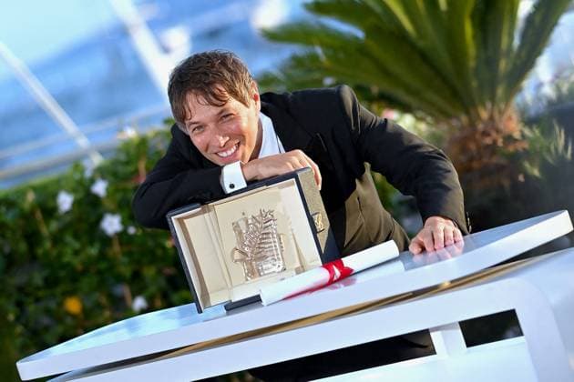 Cannes - Winners Photocall Sean Baker pose with the Palme d Or Award for Anora during the Palme D Or Winners Photocall during the Palme D Or Winners Photocall at the 77th annual Cannes Film Festival at Palais des Festivals on May 25, 2024 in Cannes, France. Photo by Franck Castel ABACAPRESS.COM Cannes France  Copyright: xCastelxFranck ABACAx