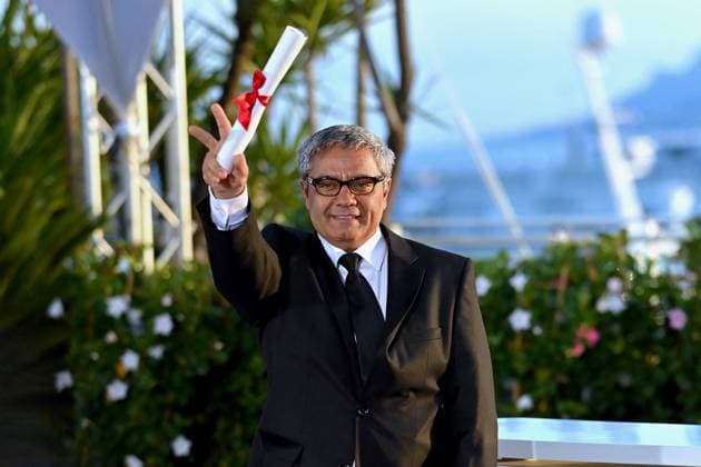 Cannes - Winners Photocall Mohammad Rasoulof poses with the Special Award for Best Screenplay for The Seed of the Sacred Fig during the Palme D Or Winners Photocall at the 77th annual Cannes Film Festival at Palais des Festivals on May 25, 2024 in Cannes, France. Photo by Franck Castel ABACAPRESS.COM Cannes France  Copyright: xCastelxFranck ABACAx