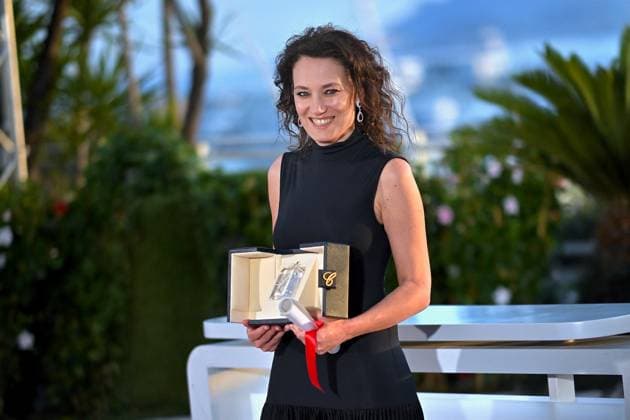 Cannes - Winners Photocall Coralie Fargeat poses with the Best Screenplay award for The Substance during the Palme D Or Winners Photocall at the 77th annual Cannes Film Festival at Palais des Festivals on May 25, 2024 in Cannes, France. Photo by Franck Castel ABACAPRESS.COM Cannes France  Copyright: xCastelxFranck ABACAx