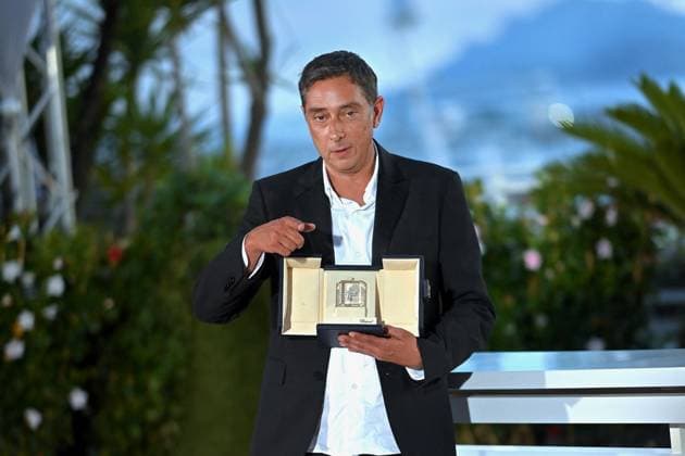Cannes - Winners Photocall Miguel Gomes poses with the Best Director Award for Grand Tour during the Palme D Or Winners Photocall at the 77th annual Cannes Film Festival at Palais des Festivals on May 25, 2024 in Cannes, France. Photo by Franck Castel ABACAPRESS.COM Cannes France  Copyright: xCastelxFranck ABACAx