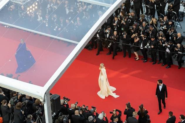 Cannes - Closing Ceremony Arrivals Elle Fanning attends the Red Carpet of the closing ceremony at the 77th annual Cannes Film Festival at Palais des Festivals on May 25, 2024 in Cannes, France. Photo by Cyril Chateau ABACAPRESS.COM Cannes France  Copyright: xChateauxCyril ABACAx