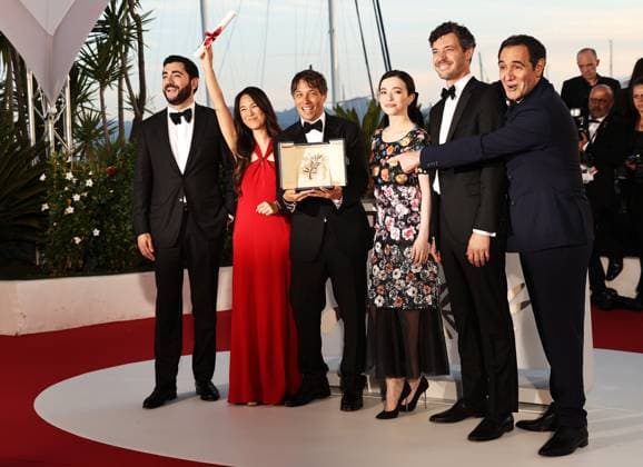 (240526) -- BEIJING, May 26, 2024 -- Director Sean Baker (3rd L) and cast members pose with the Palme d Or Award for Anora during a photocall during the Closing Ceremony at the 77th edition of the Cannes Film Festival in Cannes, southern France, on May 25, 2024. ) XINHUA PHOTOS OF THE DAY GaoxJing 