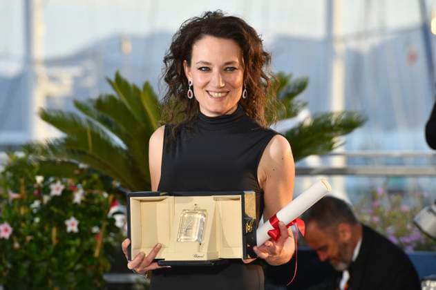 Coralie Fargeat with the award for best screenplay for The Substance at the photocall with the award winners at the Festival de Cannes 2024 77 Cannes International Film Festival at the Palais des Festivals Cannes, 25 05 2024 Foto:xD.xBedrosianx xFuturexImagex preistraeger_4536