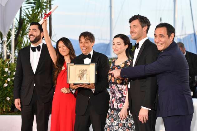 Vache Tovmasyan, Samantha Quan, Sean Baker, Mikey Madison, Alex Coco and Karren Karagulian with the Palme dOr for Best Film Anora at the Photocall with the award winners at the Festival de Cannes 2024 77 Cannes International Film Festival at the Palais des Festivals Cannes, 25 05 2024 Foto:xD.xBedrosianx xFuturexImagex preistraeger_4553