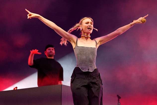 Bilder des Jahres 2024, Entertainment 05 Mai Entertainment Themen der Woche KW21 Daniel Grunenberg und Carolin Niemczyk von Glasperlenspiel live bei einem Konzert auf dem Demokratiefest zu 75 Jahren Grundgesetz auf der 360-Grad-Bühne zwischen Kanzleramt und dem Deutschen Bundestag. Berlin, 24.05.2024 *** Daniel Grunenberg and Carolin Niemczyk from Glasperlenspiel live at a concert at the democracy festival celebrating 75 years of the Basic Law on the 360 degree stage between the Chancellery and the German Bundestag Berlin, 24 05 2024 Foto:xF.xKernx xFuturexImagex glasperlenspiel_4529
