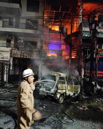 News Themen der Woche KW21 News Bilder des Tages (240526) -- DELHI, May 26, 2024 -- A firefighter works at the fire site of a baby care center in east Delhi s Vivek Vihar area, India, May 26, 2024. At least seven newborns died and five others were injured when a fire broke out inside a baby care center in east Delhi s Vivek Vihar area late on Saturday night, confirmed a Delhi Fire Services (DFS) official to Xinhua on Sunday. ( Handout via Xinhua) INDIA-DELHI-BABY CARE CENTER-FIRE UNI 