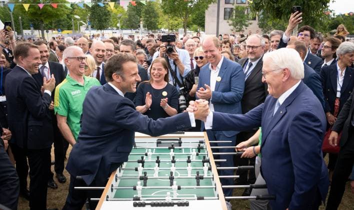 Bilder des Jahres 2024, News 05 Mai News Themen der Woche KW21 News Bilder des Tages Besuch des Präsidenten der Französischen Republik 75 Jahre Grundgesetz Demokratiefest Die beiden Präsidenten spielen ein Kicker-Match auf dem Demokratiefest Frank-Walter Steinmeier, Bundespräsident, im Gespräch mit Emmanuel Macron, Präsident der Französischen Republik;Besuch des Präsidenten der Französischen Republik 75 Jahre Grundgesetz Demokratiefest Die beiden Präsidenten spielen ein Kicker-Match auf dem Demokratiefest Frank-Walter Steinmeier, Bundespräsident, im Gespräch mit Emmanuel Macron, Präsi, Berlin Berlin Deutschland Dialogforum auf dem Demokratiefe *** Visit by the President of the French Republic 75 years of the Basic Law Democracy Festival The two presidents play a foosball match at the Dem