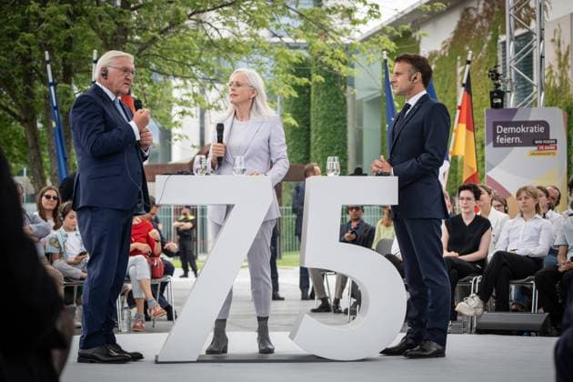 Besuch des Präsidenten der Französischen Republik 75 Jahre Grundgesetz Demokratiefest Bühnengespräch mit dem deutschen Bundespräsidenten im so genannten Dialogforum auf dem Platz vor dem Bundeskanzleramt in Berlin Frank-Walter Steinmeier, Bundespräsident, im Gespräch mit Emmanuel Macron, Präsident der Französischen Republik;Besuch des Präsidenten der Französischen Republik 75 Jahre Grundgesetz Demokratiefest Bühnengespräch mit dem deutschen Bundespräsidenten im so genannten Dialogforum auf dem Platz vor dem Bundeskanzleramt in Berlin Frank-Walter Steinmeier,, Berlin Berlin Deutschland Dialogforum auf dem Demokratiefe *** Visit by the President of the French Republic 75 years of the Basic Law Democracy F