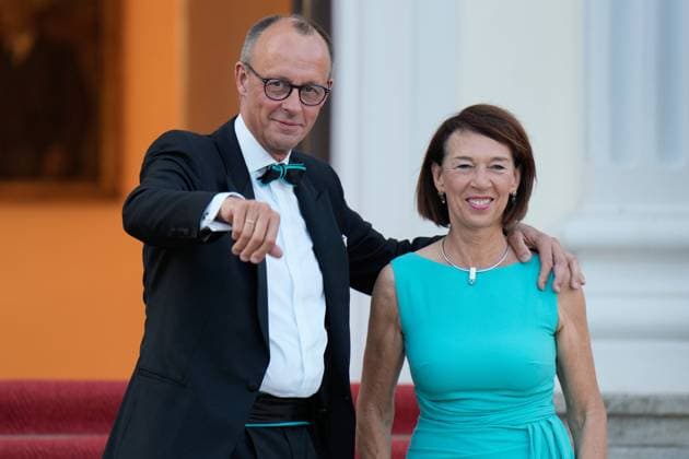 Staatsbesuch des Präsidenten der Französischen Republik Staatsbesuch des Präsidenten der Französischen Republik Emmanuel Macron und Frau Brigitte Macron in Deutschland. Staatsbankett, Gäste, Friedrich Merz Parteivorsitzender, CDU, und Frau Berlin Berlin GER *** State visit of the President of the French Republic State visit of the President of the French Republic Emmanuel Macron and Mrs. Brigitte Macron in Germany State banquet, guests, Friedrich Merz Party Chairman, CDU, and Mrs. Berlin Berlin GER