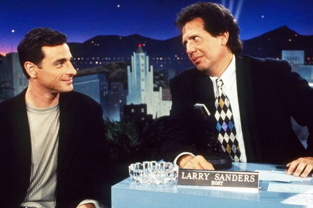 THE LARRY SANDERS SHOW, from left: Bob Saget, Garry Shandling, Office Romance , season 3, ep. 7, aired 8 3 1994, (1992-1998). ph: Larry Watson ? HBO Courtesy Everett CollectionTSDLASA HO007 PUBLICATIONXNOTxINxCANxCHNxFRAxITAxJPNxNORxPOLxRUSxESPxUKxUSA Copyright: xx TSDLASA HO007 TSDLASA_HO007_H