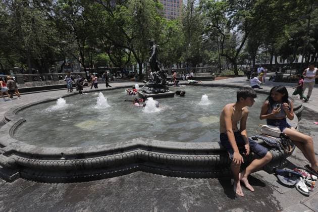Third Heat Wave Hits the Country Young people cool off in a fountain due the high temperatures that hit the country during the third heat wave, temperatures are expected to reach 45 degrees throughout the month. on May 26, 2024 in Mexico City, Mexico. Mexico City CDMX Mexico Copyright: xIanxRoblesxxEyepixxGroupx
