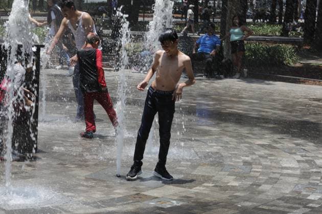 Third Heat Wave Hits the Country Young people cool off in a fountain due the high temperatures that hit the country during the third heat wave, temperatures are expected to reach 45 degrees throughout the month. on May 26, 2024 in Mexico City, Mexico. Mexico City CDMX Mexico Copyright: xIanxRoblesxxEyepixxGroupx