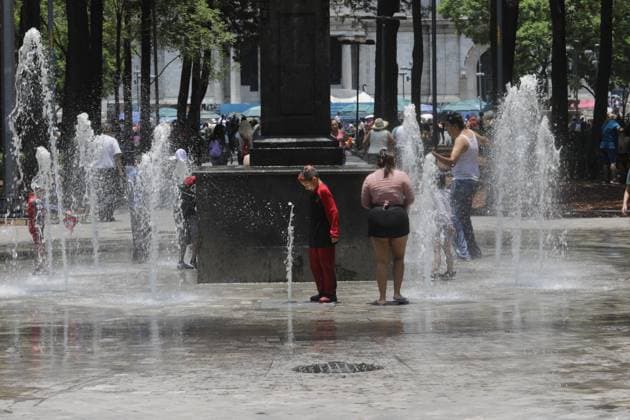 Third Heat Wave Hits the Country Young people cool off in a fountain due the high temperatures that hit the country during the third heat wave, temperatures are expected to reach 45 degrees throughout the month. on May 26, 2024 in Mexico City, Mexico. Mexico City CDMX Mexico Copyright: xIanxRoblesxxEyepixxGroupx