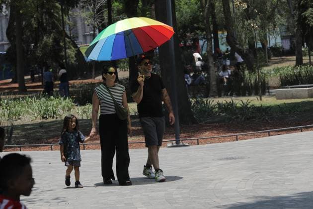 Third Heat Wave Hits the Country People covering themselves from the sun are seen with an umbrella while walking in in a park due the high temperatures that hit the country during the third heat wave, temperatures are expected to reach 45 degrees throughout the month. on May 26, 2024 in Mexico City, Mexico. Mexico City CDMX Mexico Copyright: xIanxRoblesxxEyepixxGroupx