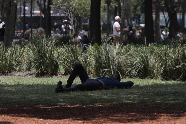 Third Heat Wave Hits the Country A person takes a break covering himself from the sun in the shade due the high temperatures that hit the country during the third heat wave, temperatures are expected to reach 45 degrees throughout the month. on May 26, 2024 in Mexico City, Mexico. Mexico City CDMX Mexico Copyright: xIanxRoblesxxEyepixxGroupx