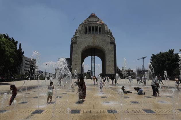 Third Heat Wave Hits the Country People soak in a fountain at the Monumento a la Revolucion to cool off due the high temperatures that hit the country during the third heat wave, temperatures are expected to reach 45 degrees throughout the month. on May 26, 2024 in Mexico City, Mexico. Mexico City CDMX Mexico Copyright: xIanxRoblesxxEyepixxGroupx