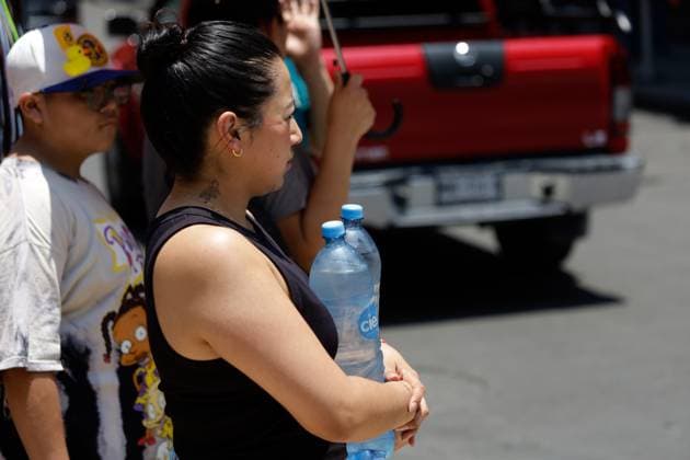 High Temperatures Hits Mexico City A woman holds bottles with water to hydrate themselve due the high temperatures hits the country, while walking in the Mexico City main square. on May 26, 2024 in Mexico City, Mexico. Mexico City CDMX Mexico Copyright: xLuisxBarronxxxEyepixxGroupx
