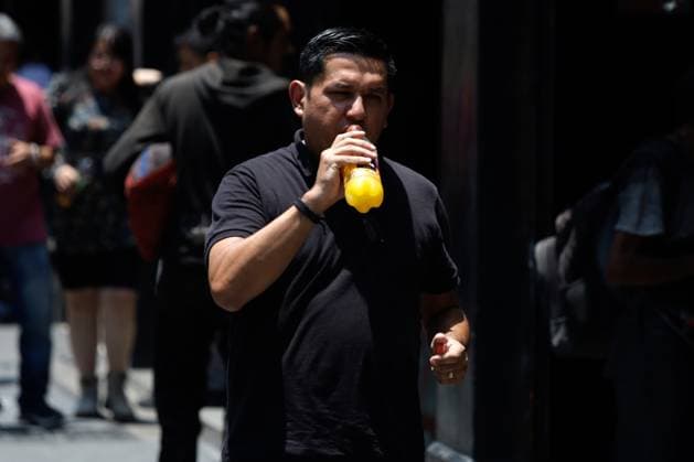 High Temperatures Hits Mexico City A man drinks refreshing drink to hydrate due the high temperatures hits the country, while walking in the Mexico City main square. on May 26, 2024 in Mexico City, Mexico. Mexico City CDMX Mexico Copyright: xLuisxBarronxxxEyepixxGroupx