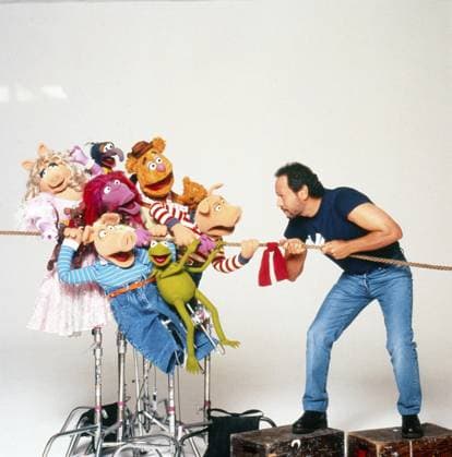 MUPPETS TONIGHT, from left: Miss Piggy, Gonzo, Clifford, Randy, Fozzie Bear, Kermit The Frog, Andy, Billy Crystal, 1996-1998. ph: Jeff Katz TV Guide ? The Jim Henson Company Courtesy Everett CollectionTSDMUSH EC081 PUBLICATIONXNOTxINxCANxCHNxFRAxITAxJPNxNORxPOLxRUSxESPxUKxUSA Copyright: xx TSDMUSH EC081 TSDMUSH_EC081_H