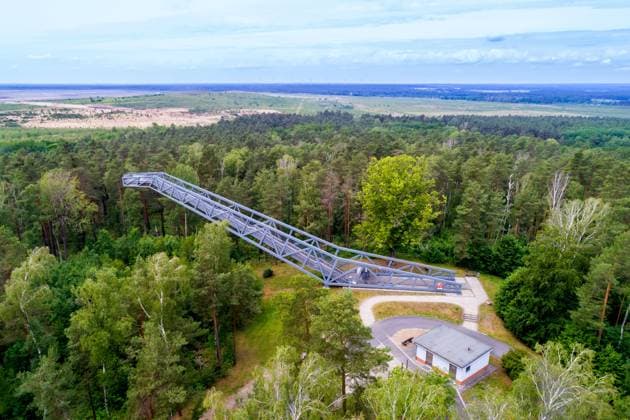 Steinitzer Treppe DEU Deutschland Brandenburg Steinitz, 27.05.2024, Aussichtsturm Steinitzer Treppe nahe Steinitz bei Drebkau in der brandenburgischen Lausitz, Luftaufnahme mit einer Drohne. *** Steinitzer Treppe DEU Germany Brandenburg Steinitz, 27 05 2024, Steinitzer Treppe observation tower near Steinitz near Drebkau in Lusatia, Brandenburg, aerial view with a drone AF_Steinitz_69715.jpeg