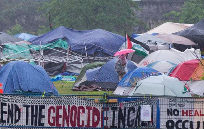 News Bilder des Tages (240527) -- TORONTO, May 27, 2024 -- A person is seen in a pro-Palestinian encampment at St. George Campus of the University of Toronto in Toronto, Canada, on May 27, 2024. Pro-Palestinian demonstrators who have been camped out at the University of Toronto, Canada, for 25 days held a solidarity rally on Monday. (Photo by Xinhua) CANADA-TORONTO-PRO-PALESTINIAN ENCAMPMENT ZouxZheng 