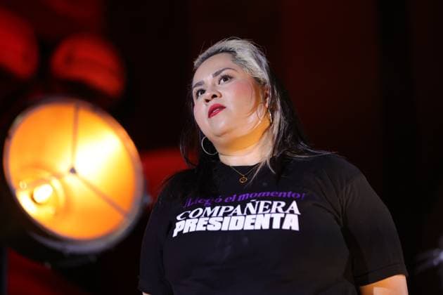 May 27, 2024, Mexico City, Ciudad de Mexico, Mexico: Vivir Quintana, activist, composer and Mexican singer-songwriter sings her latest song CompaoÂ±era Presidenta at Polyforum Siqueiros, song addressed to the candidates for the presidency of Mexico. Mexico City Mexico - ZUMAe321 20240527_zea_e321_001 Copyright: xLuisxMarin xEyepixxGroupx