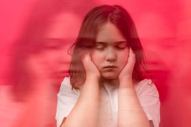 Creative Highlights Symbolbilder A young girl appears overwhelmed and in discomfort against a blurred red background, highlighting the distress associated with hypoglycemia Model Released HodeiUnzueta_ID21613_634452_030 Copyright: xHodeixUnzuetax