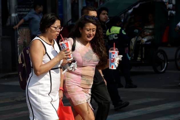 Women enjoys icee to cool off while take a walk at the historic center of Mexico due high temperatures that hits Mexico. Mexico City Mexico - ZUMAe321 20240528_zia_e321_002 Copyright: xLuisxBarronx