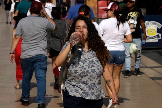 Mexico is hit by high temperatures due to the third heat wave A woman drinks water while take a walk at the historic center of Mexico due high temperatures that hits Mexico. on May 28, 2024 in Mexico City, Mexico. (Photo by Carlos Tischler Eyepix Group) Copyright: xLuisxBarronx xEyepixxGroupx LB_28052024_121264