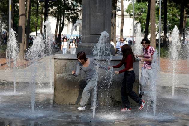 Mexico is hit by high temperatures due to the third heat wave Youths cool off by getting wet in a fountain at the historic center of Mexico due high temperatures that hits Mexico. on May 28, 2024 in Mexico City, Mexico. (Photo by Carlos Tischler Eyepix Group) Copyright: xLuisxBarronx xEyepixxGroupx LB_28052024_121269