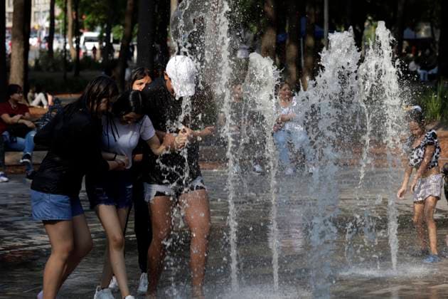 Mexico is hit by high temperatures due to the third heat wave Youths cool off by getting wet in a fountain at the historic center of Mexico due high temperatures that hits Mexico. on May 28, 2024 in Mexico City, Mexico. (Photo by Carlos Tischler Eyepix Group) Copyright: xLuisxBarronx xEyepixxGroupx LB_28052024_121272