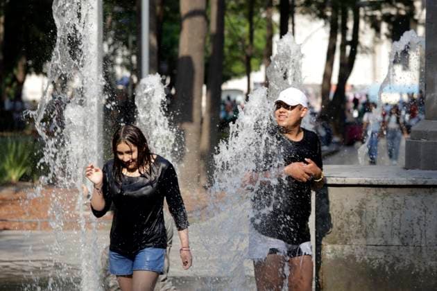 Mexico is hit by high temperatures due to the third heat wave Youths cool off by getting wet in a fountain at the historic center of Mexico due high temperatures that hits Mexico. on May 28, 2024 in Mexico City, Mexico. (Photo by Carlos Tischler Eyepix Group) Copyright: xLuisxBarronx xEyepixxGroupx LB_28052024_121268