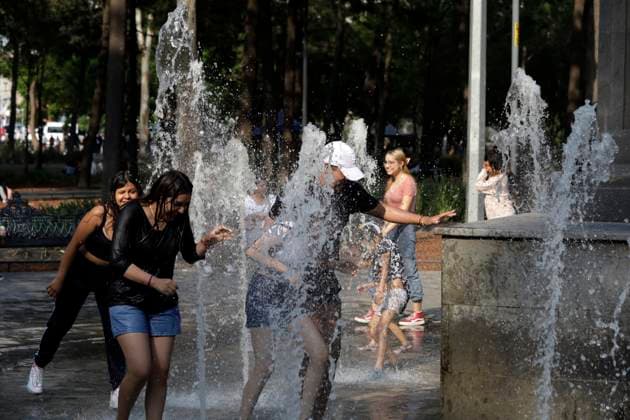 Mexico is hit by high temperatures due to the third heat wave Youths cool off by getting wet in a fountain at the historic center of Mexico due high temperatures that hits Mexico. on May 28, 2024 in Mexico City, Mexico. (Photo by Carlos Tischler Eyepix Group) Copyright: xLuisxBarronx xEyepixxGroupx LB_28052024_121270