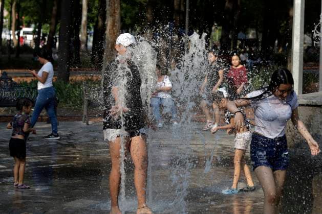 Mexico is hit by high temperatures due to the third heat wave Youths cool off by getting wet in a fountain at the historic center of Mexico due high temperatures that hits Mexico. on May 28, 2024 in Mexico City, Mexico. (Photo by Carlos Tischler Eyepix Group) Copyright: xLuisxBarronx xEyepixxGroupx LB_28052024_121271