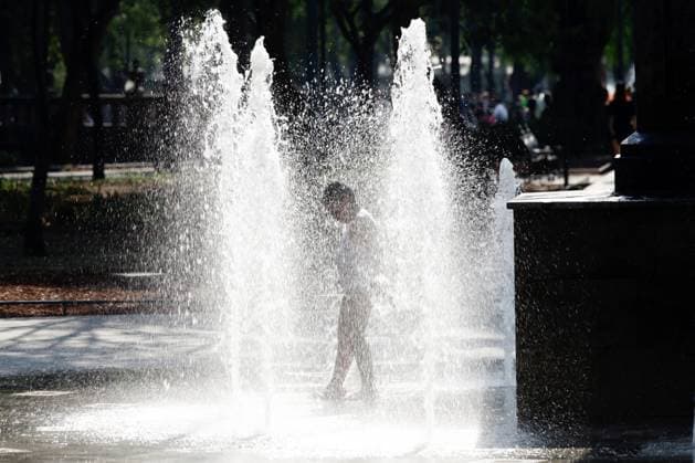 Mexico is hit by high temperatures due to the third heat wave A child cools off by getting wet in a fountain at the historic center of Mexico due high temperatures that hits Mexico. on May 28, 2024 in Mexico City, Mexico. Mexico City CDMX Mexico Copyright: xLuisxBarronxxxEyepixxGroupx