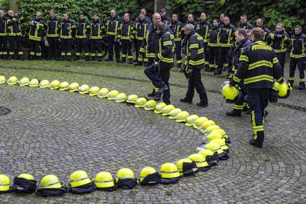 News Themen der Woche KW22 News Bilder des Tages In Neukirchen-Vluyn Feuerwehrleute demonstrieren vor dem Rathaus gegen die Abberufung ihres Leiters ** NUR FÜR REDAKTIONELLE ZWECKE ** EDITORIAL USE ONLY **<p>Die Feuerwehrleute demonstrieren vor dem Rathaus gegen die Abberufung ihres Leiters am Dienstag, den 28. Mai 2024, in Neukirchen - Vluyn vor dem Rathaus an der Hans - Böckler - Straße 26. Hintergrund der Versammlung ist die Abberufung des langjährigen Chefs der Freiwilligen Feuerwehr, Lutz Reimann. Der Stadtrat hatte am vergangenen Mittwoch entschieden, Reimann aufgrund von Streitigkeiten um die Besetzung der Stelle Steuerungsunterstützung Feuerwehr von seinen Aufgaben zu entbinden. Foto : Arnulf Stoffel Funke Foto Services < p> Buntes Deutschland NRW Neukirchen-Vluyn Cop Copyright: ArnulfxStoffel doc7vmu3r5nrkmf69zohpf ,EDITORIAL USE ONLY