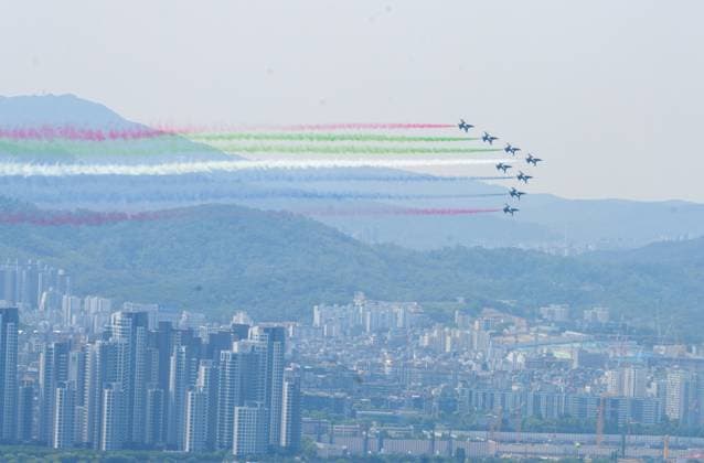 News Themen der Woche KW22 News Bilder des Tages May 29, 2024, Seoul, South Korea: The Black Eagles, the aerobatic team of T-50B jets belonging to South Korea s air force, flies over Seoul during a welcoming ceremony for United Arab Emirates President Sheikh Mohammed bin Zayed Al Nahyan at the presidential office in Seoul. Seoul South Korea - ZUMAs197 20240529_aaa_s197_017 Copyright: xKimxJae-Hwanx