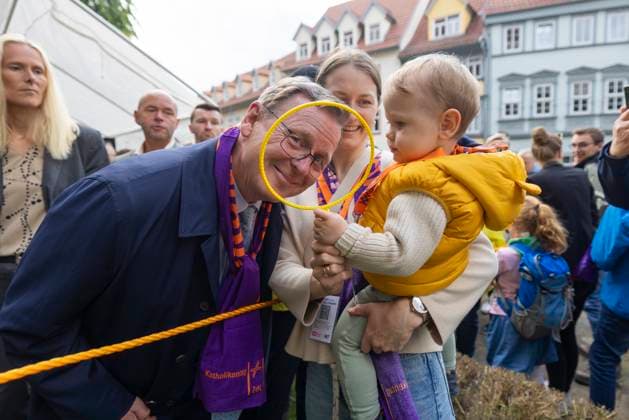 Bodo Ramelow (Die Linke), Ministerpraesident von Thueringen mit Jana Vilsmaier und Sohn Jonathan beim Rundgang auf dem Katholikentag in Erfurt (Foto vom 29.05.2024). Der 103. Deutsche Katholikentag, der vom ZdK veranstaltet wird, ist der erste in einem ostdeutschen Bundesland nach dem 100. Deutschen Katholikentag in Leipzig 2016. Bis Sonntag werden rund 20.000 aktiv Teilnehmende erwartet. Der Katholikentag steht unter dem Leitwort Zukunft hat der Mensch des Friedens aus Psalm 37. (Siehe epd-Meldung vom 29.05.2024) EDITORIAL USE ONLY *** Bodo Ramelow Die Linke , State Premier of Thuringia with Jana Vilsmaier and son Jonathan on a tour of the Catholic Day in Erfurt Photo from 29 05 2024 The 103rd German Catholic Day, which is organized by t Copyright: epd-bild Paul-PhilippxBraun 290524_ppb_klein-184