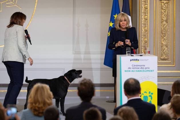 Award ceremony No to bullying at the Elysee - Paris French First Lady Brigitte Macron speaks next to the dog Nemo during the award ceremony No to bullying rewarding students involved in the fight againt cyberbullying at the French Elysee Presidential Palace, in Paris on May 29, 2024. Photo by Raphael Lafargue ABACAPRESS.COM Paris France  Copyright: xLafarguexRaphael ABACAx