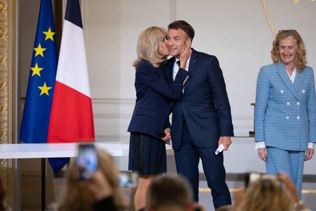 Award ceremony No to bullying at the Elysee - Paris French President Emmanuel Macron is welcomed by a kiss his wife, French first lady Brigitte Macron during the award ceremony No to bullying rewarding students involved in the fight againt cyberbullying at the French Elysee Presidential Palace, in Paris on May 29, 2024. Photo by Raphael Lafargue ABACAPRESS.COM Paris France  Copyright: xLafarguexRaphael ABACAx