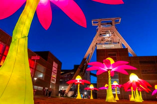 News Themen der Woche KW22 News Bilder des Tages Feiern zum 25. Jubiläum der Route der Industriekultur im Ruhrgebiet, mehrtägige Feste, Höhepunkt ist die Extraschicht, die lange Nacht der Industriekultur, hier Leuchtende Blumen Illumination an der Zeche Zollverein in Essen, Doppelbock Fördergerüst Schacht 12,NRW, Deutschland, Route der Industriekultur *** Celebrations to mark the 25th anniversary of the Route of Industrial Heritage in the Ruhr region, festivals lasting several days, highlight is the Extraschicht, the long night of industrial heritage, here Illuminating flowers at the Zollverein colliery in Essen, Doppelbock pithead winding tower shaft 12,NRW, Germany, Route of Industrial Heritage