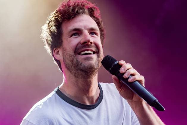 Nightwash Open Air beim BonnLive Open Air auf dem Telekom Campus in Bonn Beuel 29.05.2024 Comedian Luke MOCKRIDGE beim Live Auftritt bei der Comedy Reihe Nightwash Open Air auf dem BonnLive Open Air auf dem Telekom Campus in Bonn Beuel Bonn Beuel Nordrhein-Westfalen Deutschland *** Nightwash Open Air at the BonnLive Open Air on the Telekom Campus in Bonn Beuel 29 05 2024 Comedian Luke MOCKRIDGE performing live at the comedy series Nightwash Open Air at the BonnLive Open Air on the Telekom Campus in Bonn Beuel Bonn Beuel North Rhine-Westphalia Germany Copyright: xBonn.digitalx xMarcxJohnx