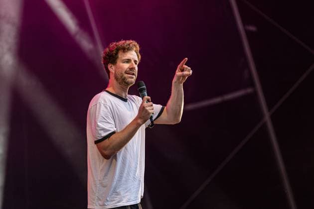 Nightwash Open Air beim BonnLive Open Air auf dem Telekom Campus in Bonn Beuel 29.05.2024 Comedian Luke MOCKRIDGE beim Live Auftritt bei der Comedy Reihe Nightwash Open Air auf dem BonnLive Open Air auf dem Telekom Campus in Bonn Beuel Bonn Beuel Nordrhein-Westfalen Deutschland *** Nightwash Open Air at the BonnLive Open Air on the Telekom Campus in Bonn Beuel 29 05 2024 Comedian Luke MOCKRIDGE performing live at the comedy series Nightwash Open Air at the BonnLive Open Air on the Telekom Campus in Bonn Beuel Bonn Beuel North Rhine-Westphalia Germany Copyright: xBonn.digitalx xMarcxJohnx