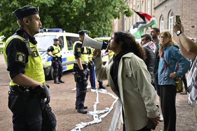 News Themen der Woche KW22 News Bilder des Tages LUND 20240530 Polisen inledde tidigt pa torsdagsmorgonen en insats i det propalestinska tältlägret i Lundagard i centrala Lund. Under fredagen skall det i samband med Lunds universitets doktorspromovering skjutas salut i parken Lundagard där demonstranternas tält varit uppställda. LUND Sverige x50090x *** LUND 20240530 Police launched an operation early Thursday morning in the pro-Palestinian tent camp in Lundagard in central Lund On Friday, in connection with Lund Universitys doctoral ceremony, a salute will be fired in Lundagard Park, where the protesters tent has been set up LUND Sweden x50090x  Copyright: xJohanxNilsson TTx PROPALESTINSKT TÄLTLÄGER LUNDAGARD 4VJqXWejlcg