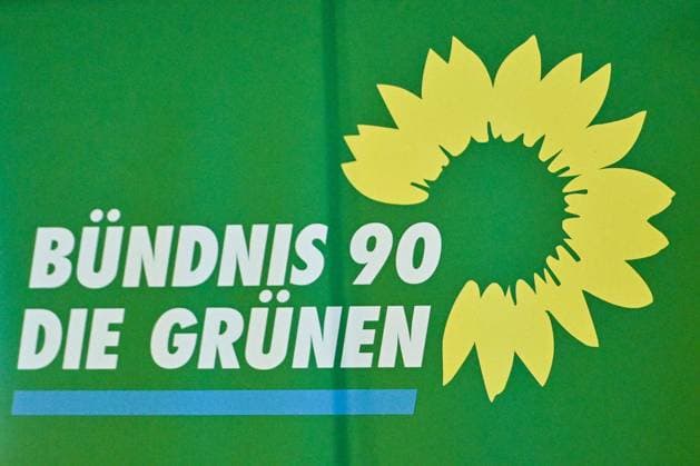 GER, Wahlkampfveranstaltung Bündnis 90 Die Grünen mit Andrea Wörle und Anton Hofreiter in Kempten 28.05.2024, Brauereigaststätte Zum Stift, Kempten, GER, Wahlkampfveranstaltung Bündnis 90 Die Grünen mit Andrea Wörle und Anton Hofreiter in Kempten, gemeinsame Veranstaltung der bayerischen Spitzenkandidatin Andrea Wörle Woerle und Anton Toni Hofreiter (MdB) zur Mittagspause im Bild Parteilogo, Symbolfoto *** GER, Election campaign event Bündnis 90 Die Grünen with Andrea Wörle and Anton Hofreiter in Kempten 28 05 2024, Brauereigaststätte Zum Stift, Kempten, GER, Election campaign event Bündnis 90 Die Grünen with Andrea Wörle and Anton Hofreiter in Kempten, joint event of the Bavarian top candidate Andrea Wörle Woerle and Anton Toni H nordphoto GmbHxHafner nph00200