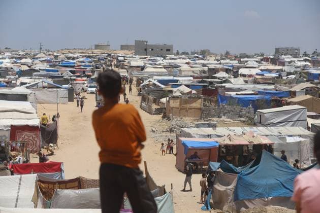US Aid Stalls After Temporary Pier Breaks Apart - Gaza A general view of Khan Yunis refugee camp on May 30, 2024 in Gaza Strip. US aid efforts for Gaza have suffered an embarrassing setback after the temporary pier built by the military broke apart in heavy seas, the Pentagon said on Tuesday. The $ 320m pier was intended to provide a crucial supply line for aid deliveries by sea to reach starving Palestinians and alleviate a humanitarian catastrophe. Now the effort is on hold for at least a week .Photo by Ramez Habboub ABACAPRESS.COM Khan Yunis Gaza Strip Palestine  Copyright: xHabboubxRamez ABACAx
