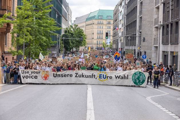 News Themen der Woche KW22 News Bilder des Tages Klimastreik zur EU-Wahl Deutschland, Berlin am 31.05.2024: Samira Ghandour, Klimaaktivistin von Fridays for Future an der front. Fridays for Future hat in ganz Deutschland zu einen Klimastreik aufgerufen. *** Climate strike for the EU elections in Germany, Berlin on 31 May 2024 Samira Ghandour, climate activist from Fridays for Future at the front Fridays for Future has called for a climate strike throughout Germany