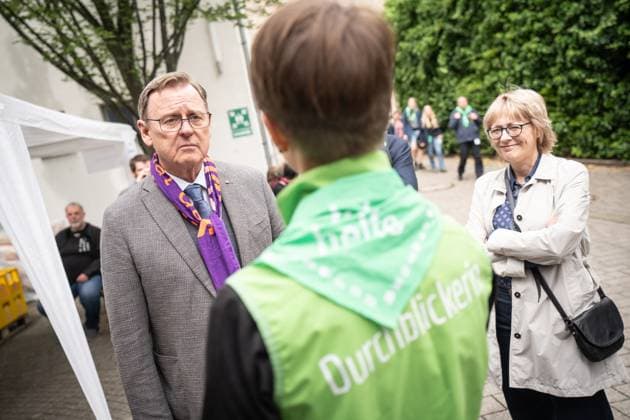 Eröffnung 103. Deutscher Katholikentag in Erfurt, Thüringen Bundeskanzler besucht Katholikentag Besuch bei den Helfenden Ministerpräsident Bodo Ramelow im Gespräch mit freiwilligen Helfern und Helferinnen;Eröffnung 103. Deutscher Katholikentag in Erfurt, Thüringen Bundeskanzler besucht Katholikentag Besuch bei den Helfenden Ministerpräsident Bodo Ramelow im Gespräch mit freiwilligen Helfern und Helferinnen, Erfurt Thüringen Deutschland Domsporthalle *** Opening 103 German Catholic Congress in Erfurt, Thuringia Federal Chancellor visits Catholic Congress Visiting the helpers Minister President Bodo Ramelow in conversation with volunteers Opening 103 German Catholic Congress in Erfurt, Thuringia Federal Ch