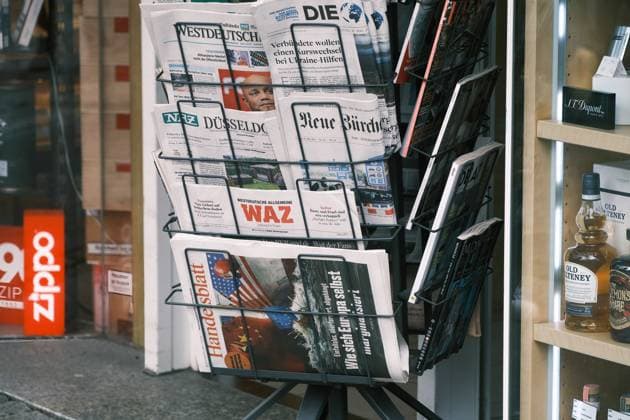 Düsseldorf 31.05.2024 Kiosk Büdchen nationale Zeitungen Zeitschriften Meinungsvielfalt Lesestoff Auflage Zeitungsauflage Auflagenschwund Print Printzeitung IVW-Auflage Pressefreiheit Zeitungsständer Westdeutsche WZ Die Welt NRZ Neue Rhein Zeitung Neue Zürcher NZZ Westdeutsche Allgemeine WAZ Handelsblatt Düsseldorf Nordrhein-Westfalen Deutschland *** Düsseldorf 31 05 2024 Kiosk Büdchen national newspapers magazines diversity of opinion reading material circulation newspaper circulation decline print print newspaper IVW circulation press freedom newspaper stand Westdeutsche WZ Die Welt NRZ Neue Rhein Zeitung Neue Zürcher NZZ Westdeutsche Allgemeine WAZ Handelsblatt Düsseldorf Nordrhein Westfalen Germany
